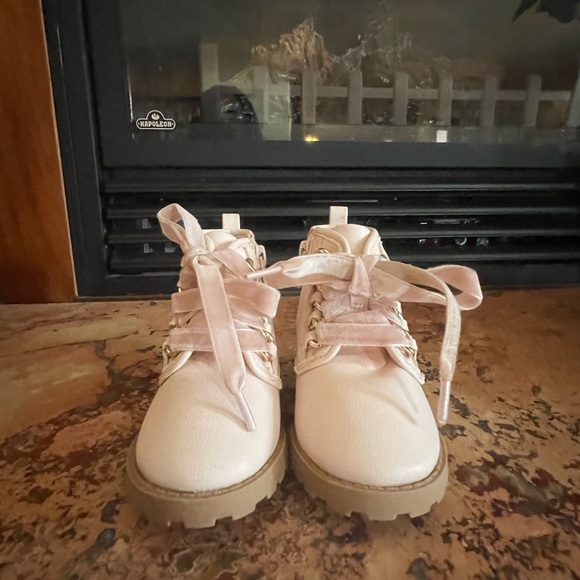 Wonder Nation Size 6 pink toddler water proof, winter boots - Picture 2 of 5